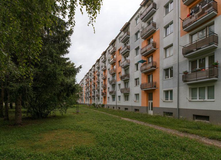 Na predaj 2-izbový rekonštruovaný tehlový byt, 28. októbra  - Bytový dom na ulici 28. októbra v Trenčíne obklopený zeleňou.