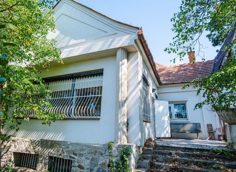 Predaj 6 izbový dom s veľkým rožným pozemkom Nitra, Zobor - Rodinný dom na Chmeľovej doline v Nitre s kamenným soklom a terasou.
