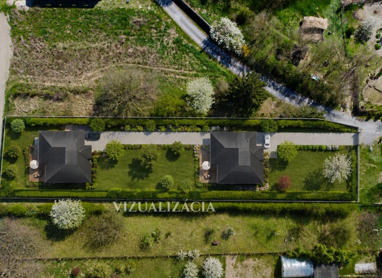 ZNÍŽENÁ CENA - bývanie aj investícia - 1114 m² pozemok Hor. Topoľníky - Letecký pohľad na rozdelené pozemky pre bývanie v Topoľníkoch obklopené zeleňou.