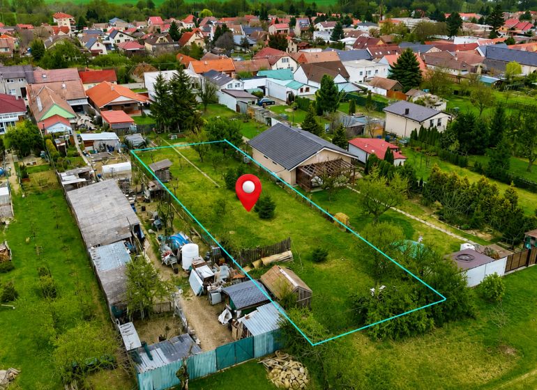 1025 m² V BUDMERICIACH – REKREAČNÝ POZEMOK S POTENCIÁLOM DO BUDÚCNOSTi - Letecký pohľad na rekreačné pozemky na Kaštieľskej ulici v Budmericiach.
