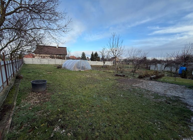 NOVÁ CENA Rovinatý pozemok v Pate 713 m² - bez rezervačnej zálohy - Pozemky - bývanie v Pate s fóliovníkom a stromami na upravenom trávniku.