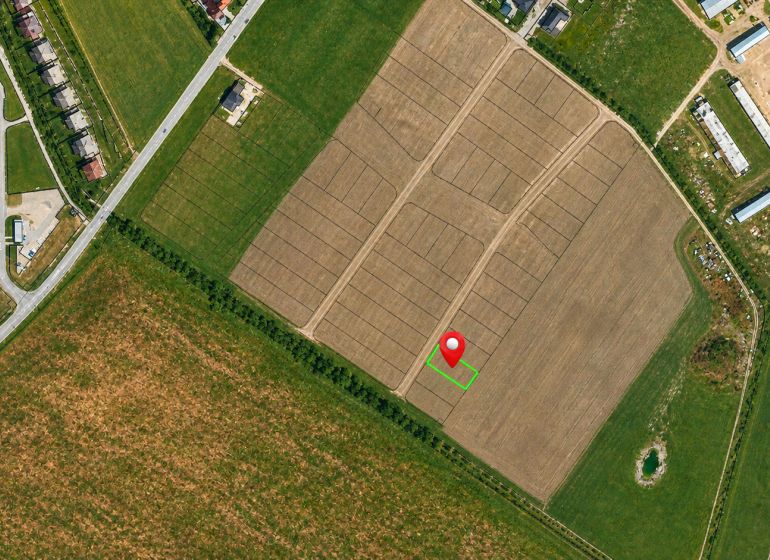 INVESTIČNÁ PRÍLEŽITOSŤ V DUBOVEJ – 733 m² PRE VAŠU BUDÚCNOSŤ - Letecký pohľad na pozemky určené na bývanie v Dubovej s označeným miestom.