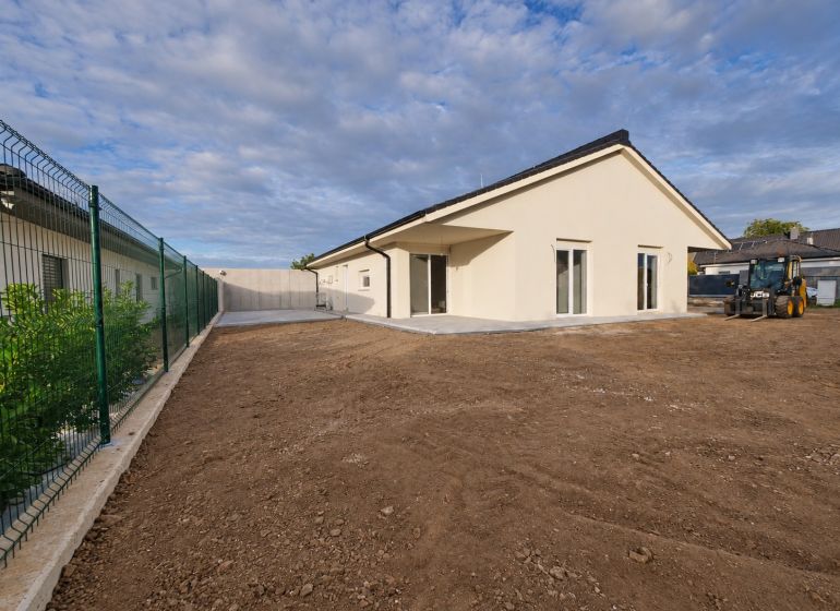Posledný Voľný - Moderný 4-izbový rodinný dom s terasou a záhradou - Rodinný dom na Orolskej ulici v Ivanke pri Nitre so spevneným dvorom a plotom.