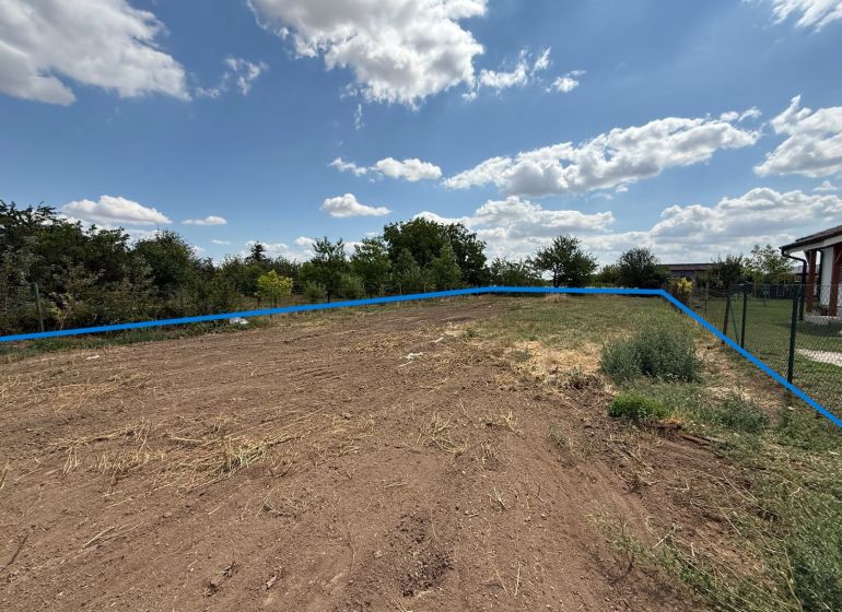 Stavebný pozemok 880 m² + prístupová cesta so sieťami Ivanka pri Nitre - Pozemok na bývanie v Ivanke pri Nitre na Myrtinej ulici, obklopený prírodou a zeleňou.