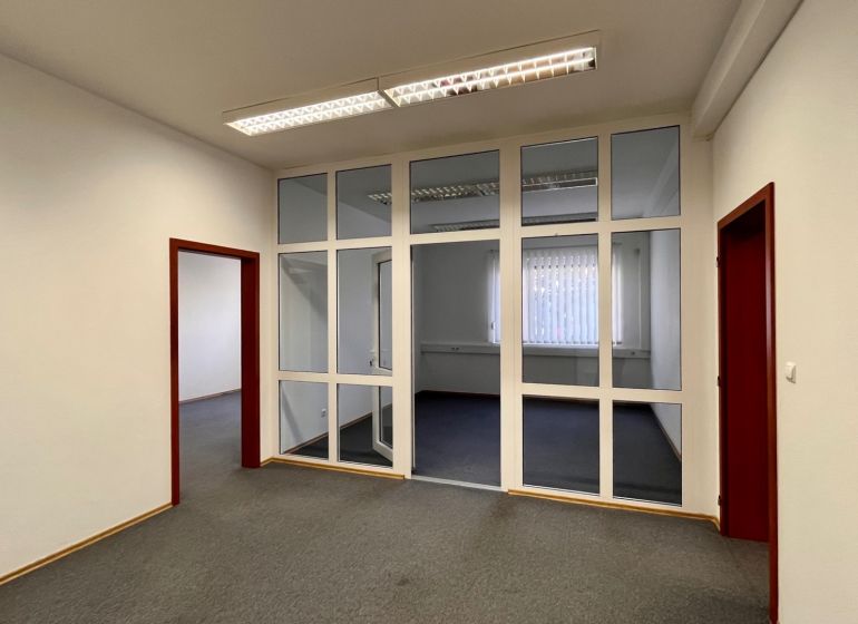 Prenájom kancelárskych priestorov Ružinov, 100 m2,  parking - Kancelárie s veľkými sklenenými priečkami a sivým kobercom.