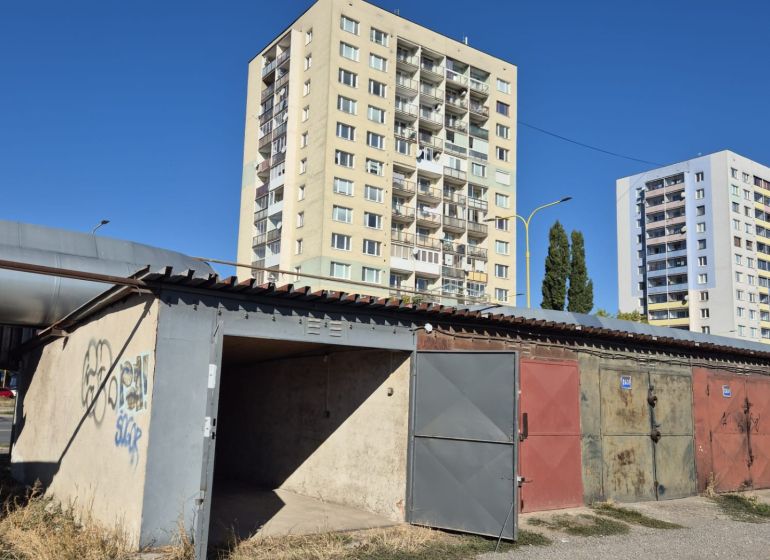 GARÁŽ S POZEMKOM V OSOBNOM VLASTNÍCTVE – JANTÁROVÁ, KOŠICE-JUH - Garáže na Jantárovej ulici v Košiciach, mestská časť Juh, pred panelákmi.