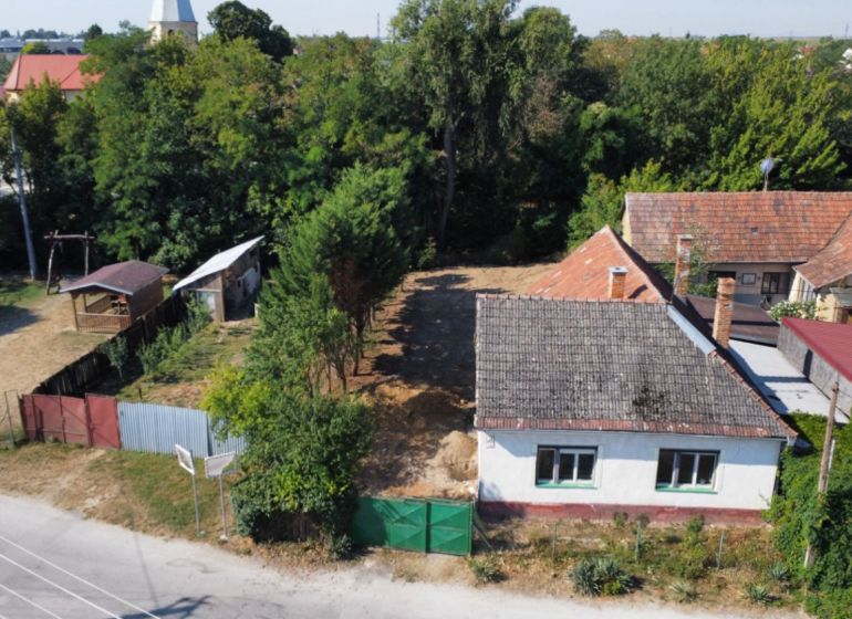 Rodinný dom v centre obce s potokom priamo za domom - Rodinný dom na Námestí sv. Floriána, Krakovany, obklopený zeleňou a detským ihriskom.