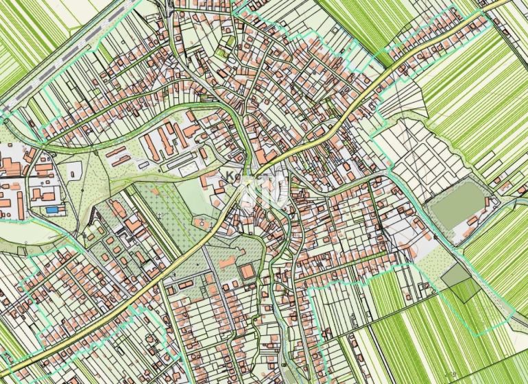 Hľadáte pozemok s potenciálom v obci Košeca? - Mapa obce Košeca zobrazuje rozmiestnenie ulíc, budov a priľahlých polí.