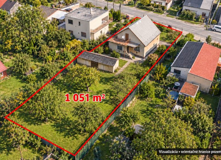 Dom s potenciálom a veľkou záhradou – Dubnica nad Váhom PREJTA 1050m2 - Letecký pohľad na rodinný dom s pozemkom 1051 m² na Družstevnej v Dubnici nad Váhom.