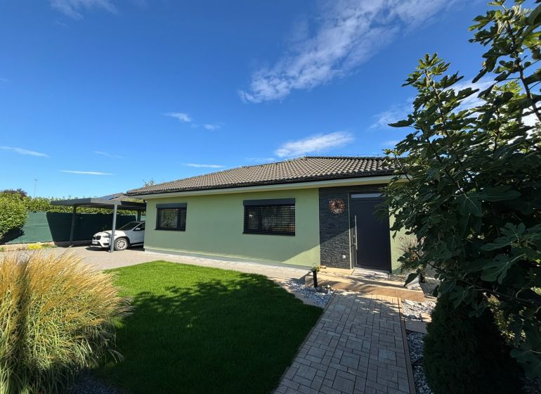 ** NOVOSTAVBA S KRBOM ** 4 izb. RD, ÚP 130m2, pozemok 584m2 – FIGOVÁ - Rodinný dom na Figovej ulici v Bernolákove s garážovým prístreškom a záhradou.