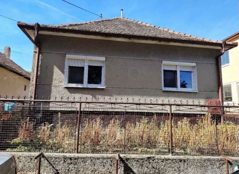 Predám 3 izbový dom v Tvrdošovciach - Rodinný dom v Tvrdošovciach na ulici Tvrdošovce s klasickou strechou a záhradou.