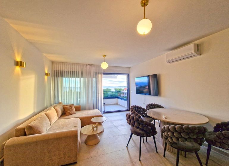 CHORVÁTSKO - Zariadený 3 izbový byt - PRIVLAKA, ZADAR - Svetlá obývacia izba v 3-izbovom byte s pohodlnou sedačkou a jedálenským stolom.