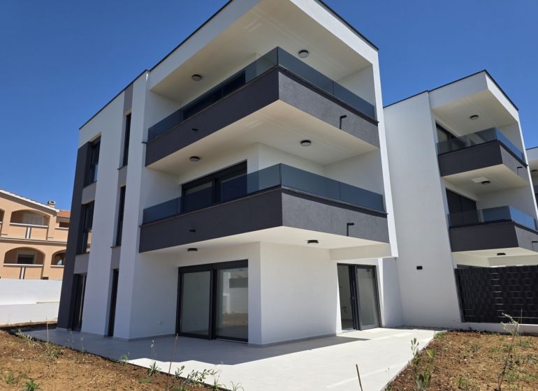 CHORVÁTSKO - Apartmán so záhradou 270 m2 - PRIVLAKA - Exteriér 4-izbového bytu v Privlake so záhradou a balkónom.