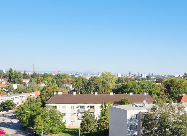 Svetlý a tichý 3i byt po rekonštrukcii, s panoramatickým výhľadom - Výhľad na obytnú štvrť a zeleň, Trnava, z výšky, vhodný pre 3-izbový byt.