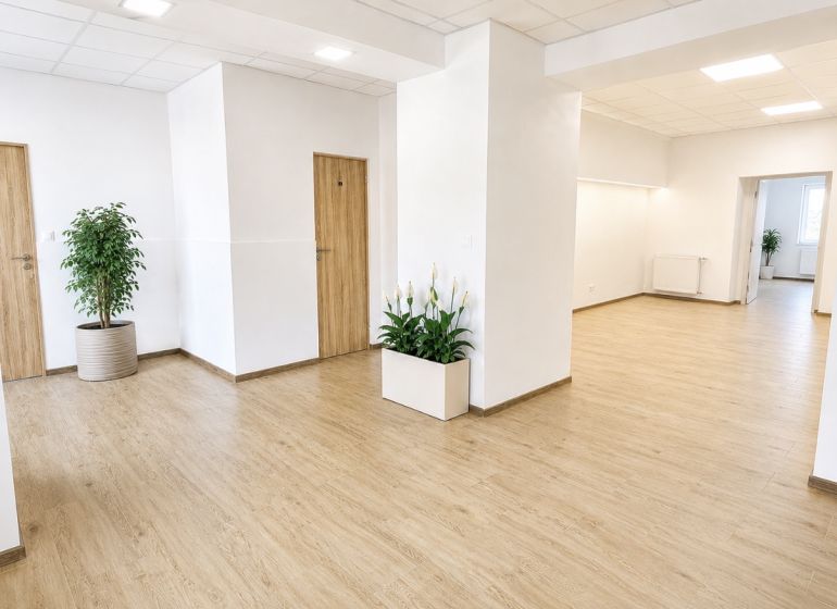 Na prenájom obchodný priestor v centre Pezinka 100m2 - Svetlé obchodné priestory s bielymi stenami a podlahou s dreveným dekorom.