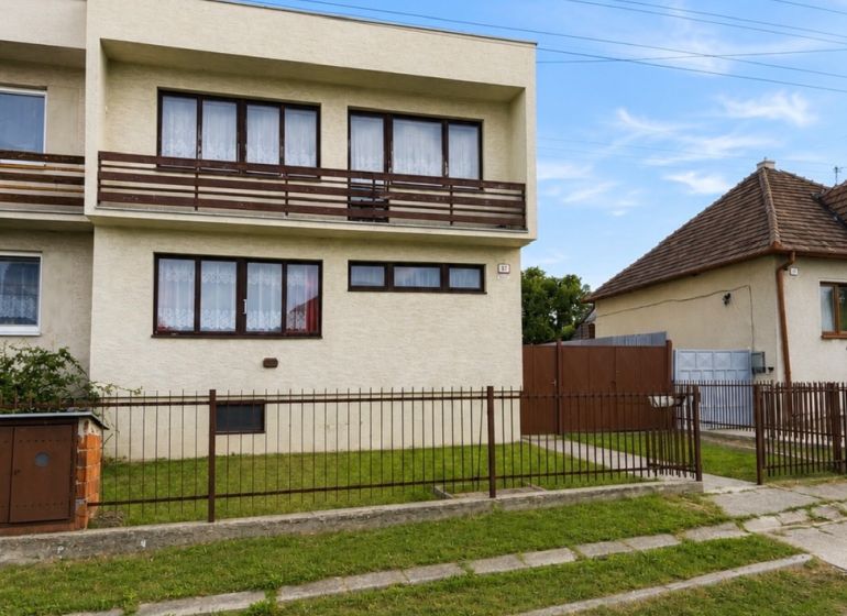 Priestranný 5izbový RD v Dolných Orešanoch 733m2 - Rodinný dom na Hlavnej ulici v Dolných Orešanoch s balkónom a záhradkou.