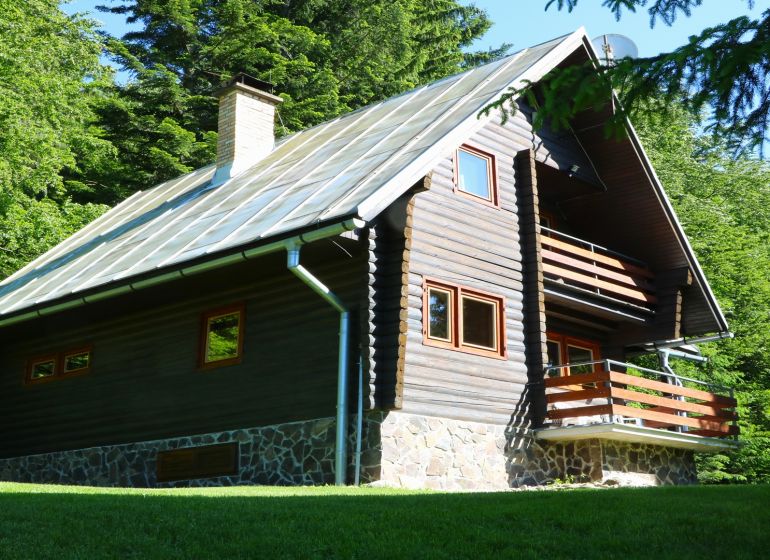 Chata na Táloch, okr.Brezno, pozemok 680m2,  - Chata na Táľoch pri Brezne obklopená lesmi, ideálna pre rekreáciu a oddych.