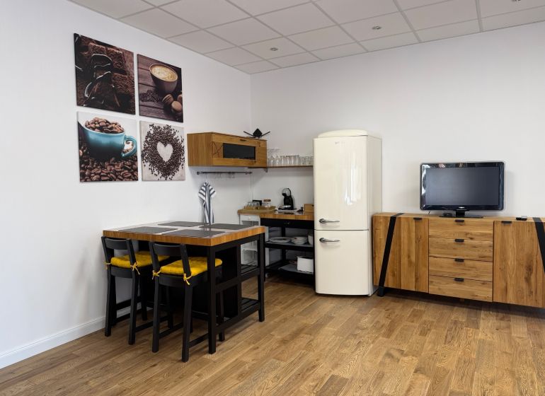 PRENÁJOM nadštandardný byt/apartmán, ul. Rudlovská cesta, centrum B.B. - Kuchynský kút 1-izbového bytu s podlahou s dreveným dekorom a retro chladničkou.