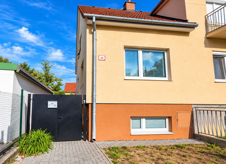 Útulné a kompletne zariadené bývanie v rodinnom dome so záhradkou – Pi - Rodinný dom na Kupeckého ulici v Piešťanoch s oploteným dvorom a vstupnou bránou.