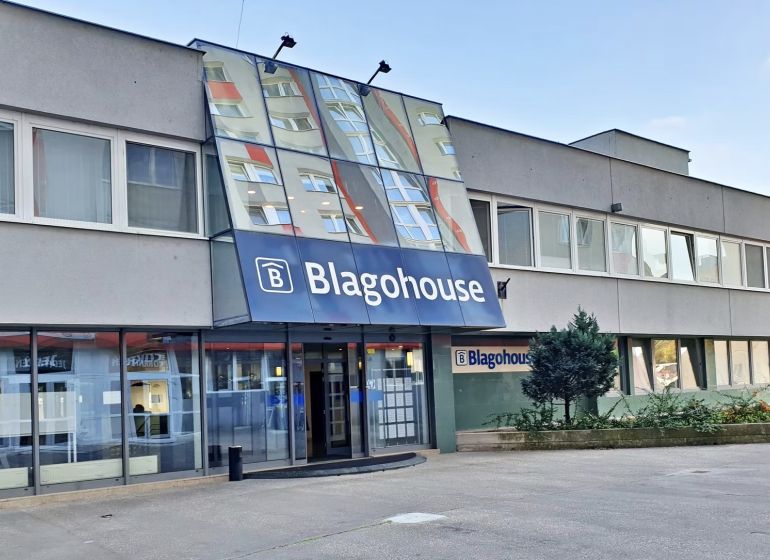 Nebytové priestory 96m2, vstup z ulice, začiatok Petržalky - Obchodné priestory na Blagoevovej ulici v Bratislave-Petržalke s nápisom Blagohouse.