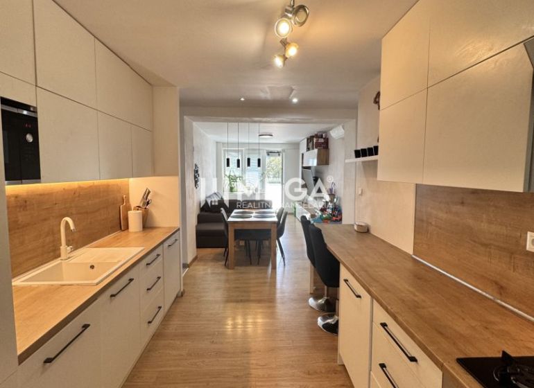 Predaj 3 izbový byt s balkónom - Humenné, Ševčenkova - Kuchyňa v 3-izbovom byte s podlahou s dreveným dekorom a bielymi skrinkami.