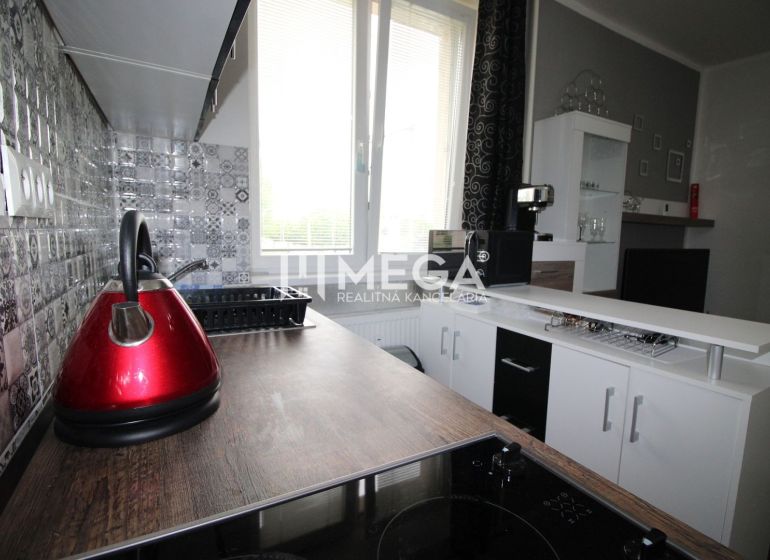 Na prenájom plne zariadená garsónka blízko centra - Humenné - Kuchynská linka s dekoračnými obkladmi a spotrebičmi v Rekreačnom apartmáne.