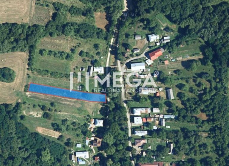 Na predaj pozemok aj na výstavbu v obci Vyšné Ladičkovce - Letecký pohľad na pozemky pre bývanie vo Vyšných Ladičkovciach obklopené políčkami a lesom.