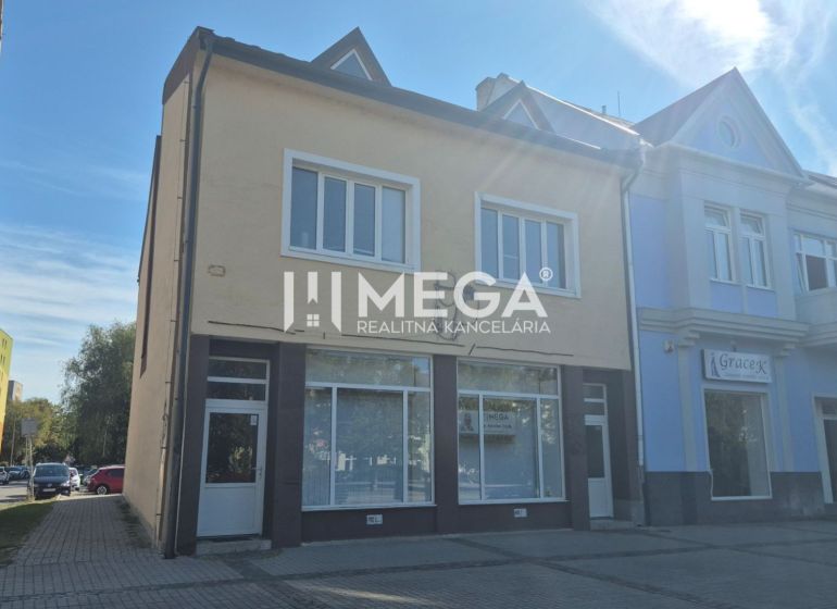 PRENÁJOM OBCHODNÉHO PRIESTORU PRIAMO V CENTRE HUMENNÉHO - Budova s obchodnými priestormi na Námestí Slobody v Humennom.