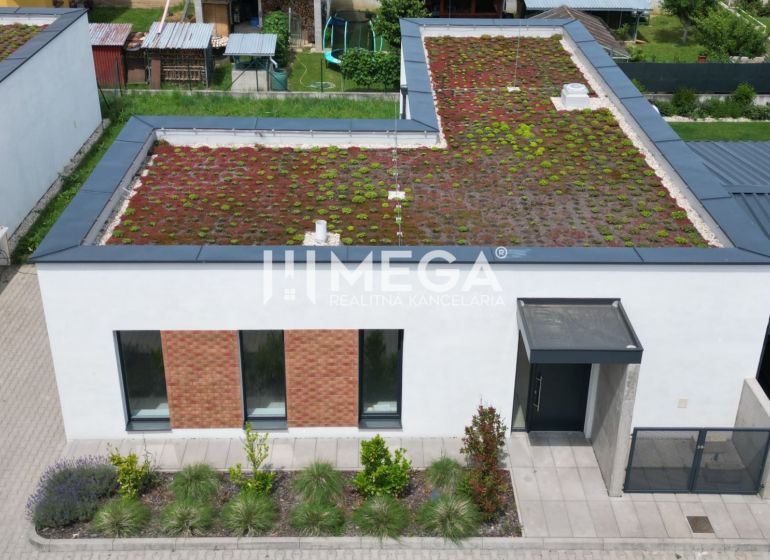 Exkluzívne bývanie v Rezidencii Gaštanová Humenné - BUNGALOV 2 - Rodinný dom na Gaštanovej ulici v Humennom s extenzívnou zelenou strechou a parkovacím miestom.