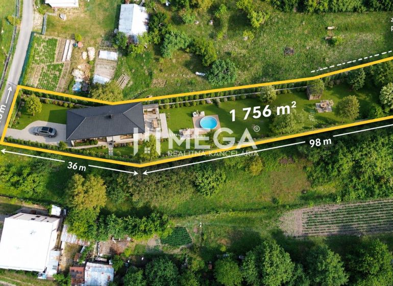 AKTUALIZOVANÁ CENA NA PREDAJ STAVEBNÝ POZEMOK - TURCOVCE - Letecký pohľad na pozemky - bývanie v Turcovciach s rozlohou 1756 m² a bazénom.