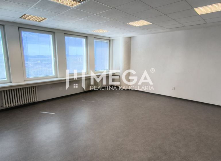 NA PRENÁJOM KANCELÁRIA IDEÁLNA NA SLUŽBY 35m² - HUMENNÉ - Priestranné kancelárie s viacerými oknami a podlahou s dreveným dekorom.