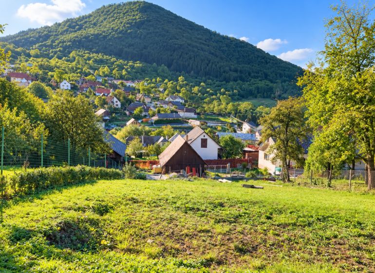 Stavebný pozemok 750 m2 v Košeckom Podhradí - V Košeckom Podhradí na ulici Košecké Podhradie sa rozprestierajú zelené pozemky - bývanie s výhľadom na kopce.