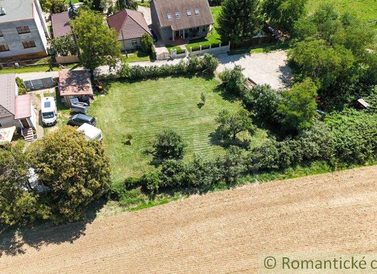 8,5 árov pokoja a krásnych výhľadov na okraji intravilánu - Domy so záhradami v Pastuchove obkolesené poľom a zeleňou.