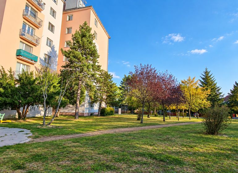 3-izbový byt v centre Pezinka, balkón, výťah, pivnica, komora - Panelový dom obklopený zeleňou na ulici Za hradbami, Pezinok, vhodný na 3-izbový byt.