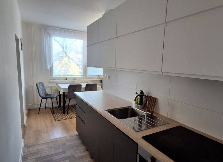 REZERVOVANÉ: 3 izbový byt + 2x balkón, komplet.rekonštr. - KOMÁRNO - Kuchyňa v 3-izbovom byte, s podlahou s dreveným dekorom a jedálenským kútom.