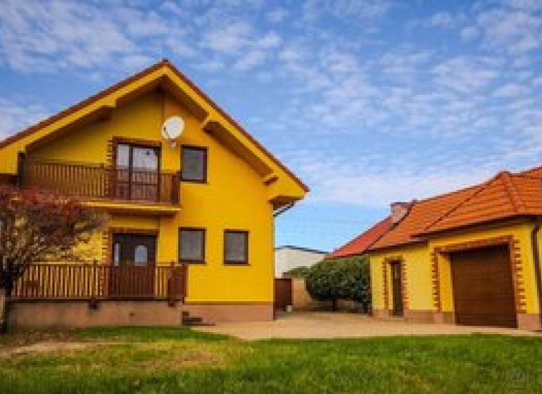 Krásny a priestranný dom v obci Majcichov - Rodinný dom v Majcichove s vlastným balkónom a záhradou, certifikovaný realitnou kanceláriou.