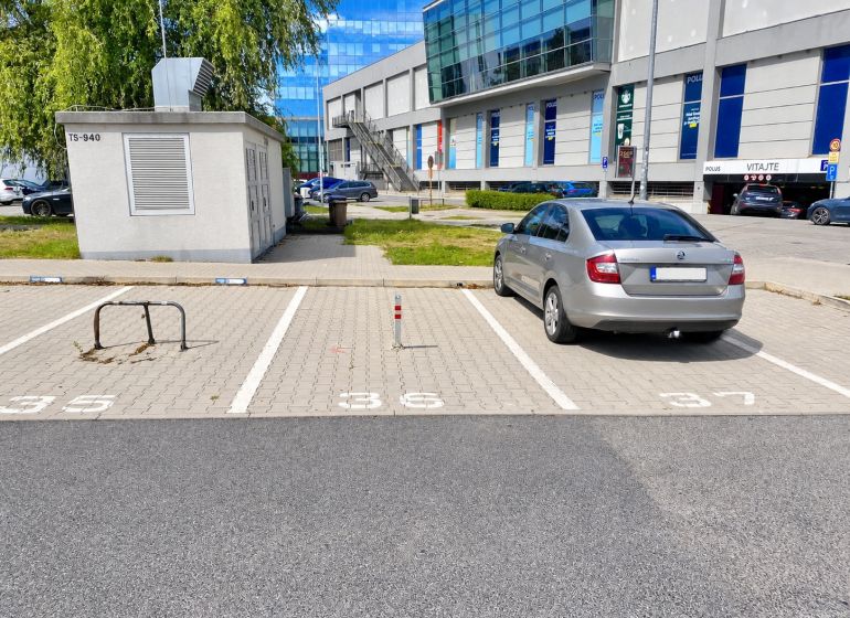 BA/NOVÉ MESTO-Prenájom vonjkašieho parkovacieho státia za rampou-POLUS - Parkovisko pri garážach na Junáckej v Bratislave - Novom Meste s autom a voľnými miestami.