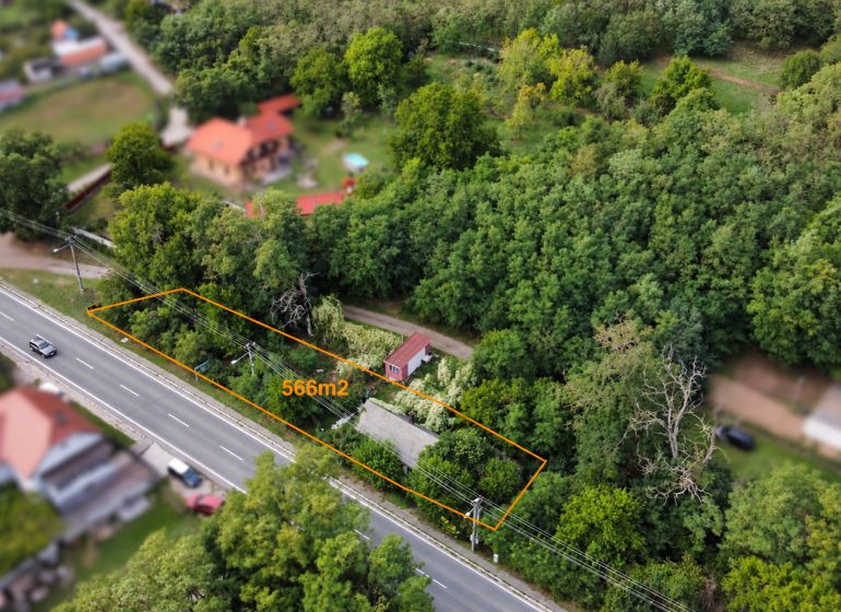 Pozemok so starým domom 566m2, Šaštín Stráže, okr. Senica - Letecký pohľad na pozemok s chatou v Šaštíne-Strážach vedľa rodinných domov.