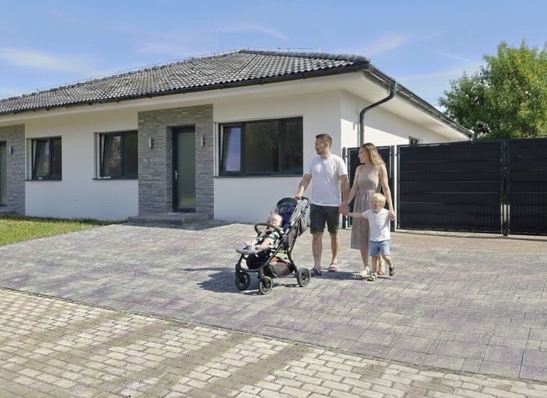 POSLEDNÝ VOĽNÝ DOM: 4i RD, 6a pozemok, Inovec, blízko D1 - Rodinný dom v Hôrke nad Váhom s rodinou na dlaždenej príjazdovej ceste.