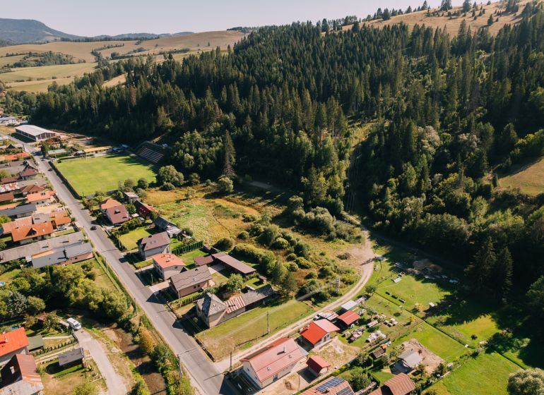 Pozemok pre výstavbu rodinných domov 3250 m2, Čierny Balog - Jánošovka - Letecký pohľad na pozemky pre bývanie v Čiernom Balogu na Švermovej ulici obklopené lesmi.