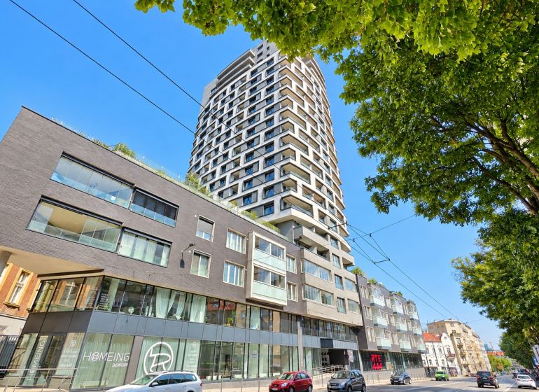 Moderný 2-izbový apartmán, balkón, sklad, Šancová-novostavba PREMIÈRE - Budova na Šancovej ulici v Bratislave – Staré Mesto, s modernou architektúrou a zeleňou.