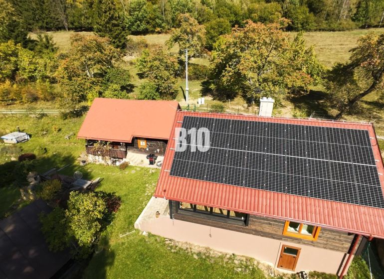 Rodinná usadlosť - 2 chaty  v krásnom prostredí, Dlhé Pole - Drevená chata v Dlhom Poli so solárnymi panelmi, obklopená zeleňou a prírodou.