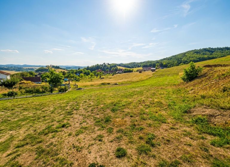 POZEMOK URČENÝ NA VÝSTAVBU V PRÍJEMNEJ OBCI BLÍZKO ZVOLENA - PODZÁMČOK - Pozemky na bývanie v Podzámčoku s výhľadom na krajinu a okolitú prírodu.