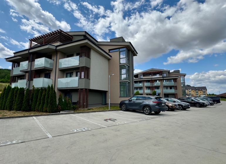 NA PREDAJ apartmán v Podhájskej  - Rekreačný apartmán na termálnej ulici v Podhájskej s modernou architektúrou a parkovacími miestami.
