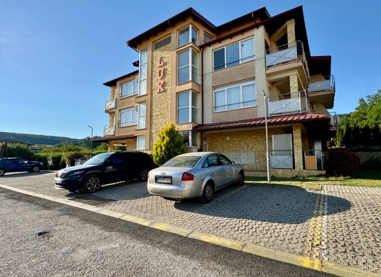NA PREDAJ investičný apartmán v Podhájskej - Budova rekreačného apartmánu na Termálnej ulici v Podhájskej s parkovaním.