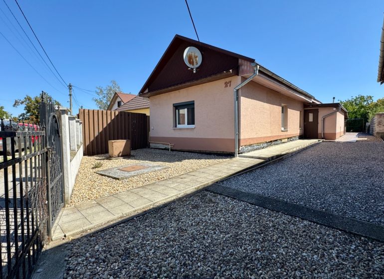 NA PREDAJ rodinný dom v meste Šurany - Rodinný dom na Cintorínskej ulici v Šuranoch s kamienkami na dvore a otváracou bránou.