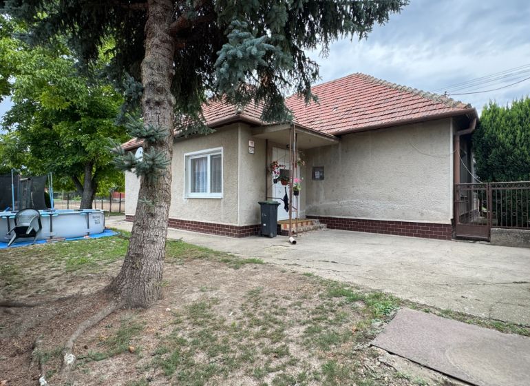 NA PREDAJ Rodinný dom - Šurany - Nitriansky Hrádok, EXKLUZÍVNE - Rodinný dom v Šuranoch s bazénom, stromami a bránou na dvore.