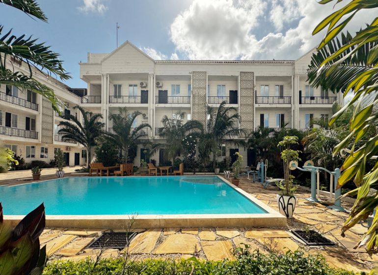2-IZBOVÝ CONDO APARTMÁN PRI PLÁŽI, MBWENI, ZANZIBAR - Rezidencia v Mbweni na Zanzibare s bazénom a tropickou záhradou.