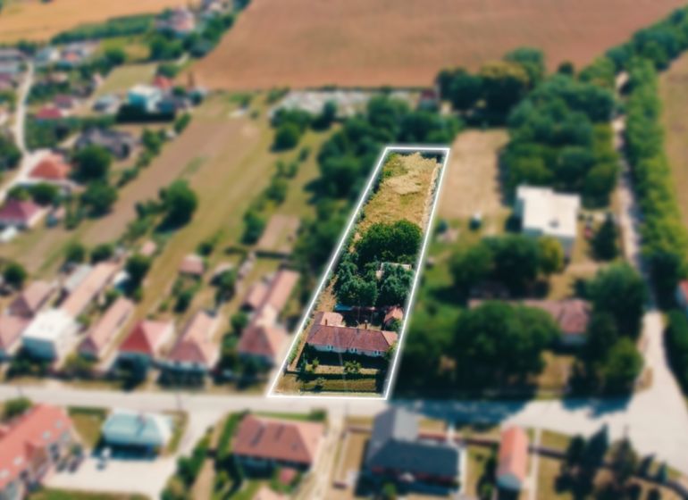 INVESTIČNÁ PRÍLEŽITOSŤ- pozemok 3 200 m² s rodinným domom, Čermany - Pozemky - bývanie v Čermanoch s výhľadom na domy a zeleň.