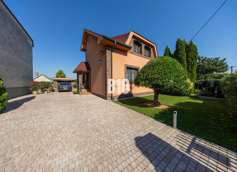 Priestranný 5-izbový rodinný dom (190 m²) s krásne upraveným 13a pozem - Rodinný dom na Bratislavskej ulici v Malinove s upravenou záhradou a kamenným chodníkom.